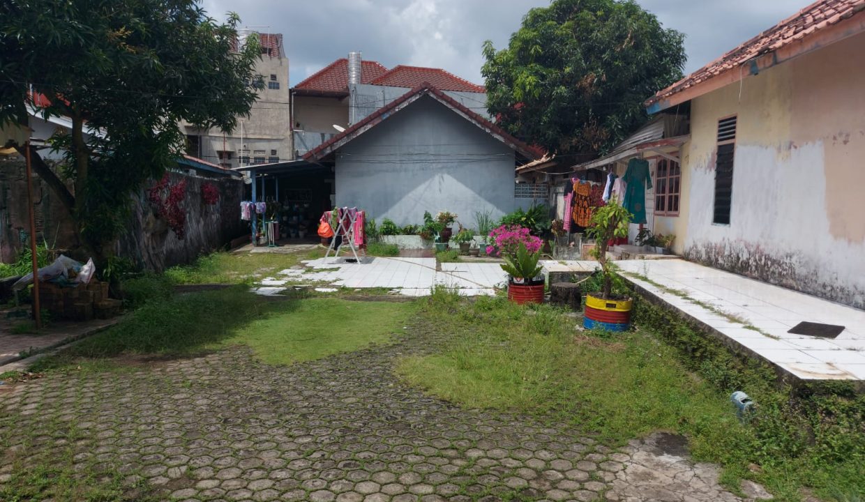 Dijual Tanah Luas Bonus Rumah di Jl Kelapa Puyuh 1 samping Bukit Palm Residence Saptamarga Palembang. (1)