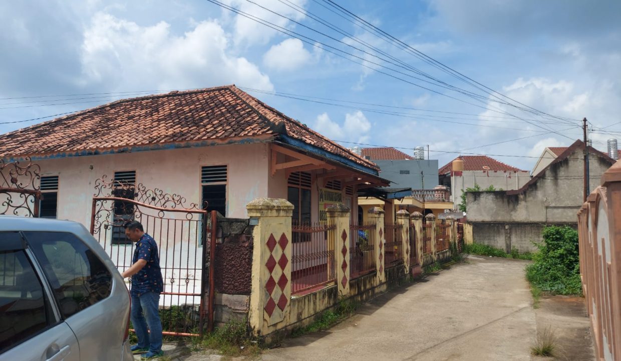 Dijual Tanah Luas Bonus Rumah di Jl Kelapa Puyuh 1 samping Bukit Palm Residence Saptamarga Palembang. (1,5)