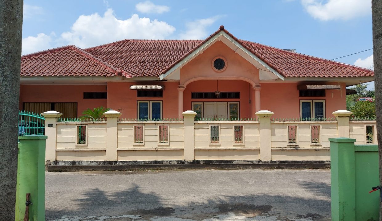 Dijual Rumah Bagus dengan Halaman Luas di Jalan Abdul Rozak (1)