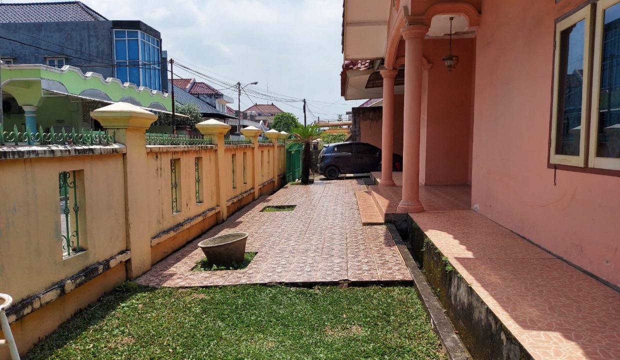 Dijual Rumah Bagus dengan Halaman Luas di Jalan Abdul Rozak (10)