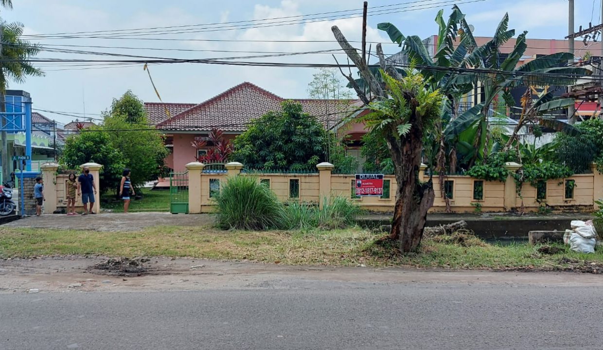 Dijual Rumah Bagus dengan Halaman Luas di Jalan Abdul Rozak (11)