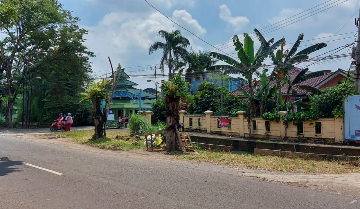 Dijual Rumah Bagus dengan Halaman Luas di Jalan Abdul Rozak (12)