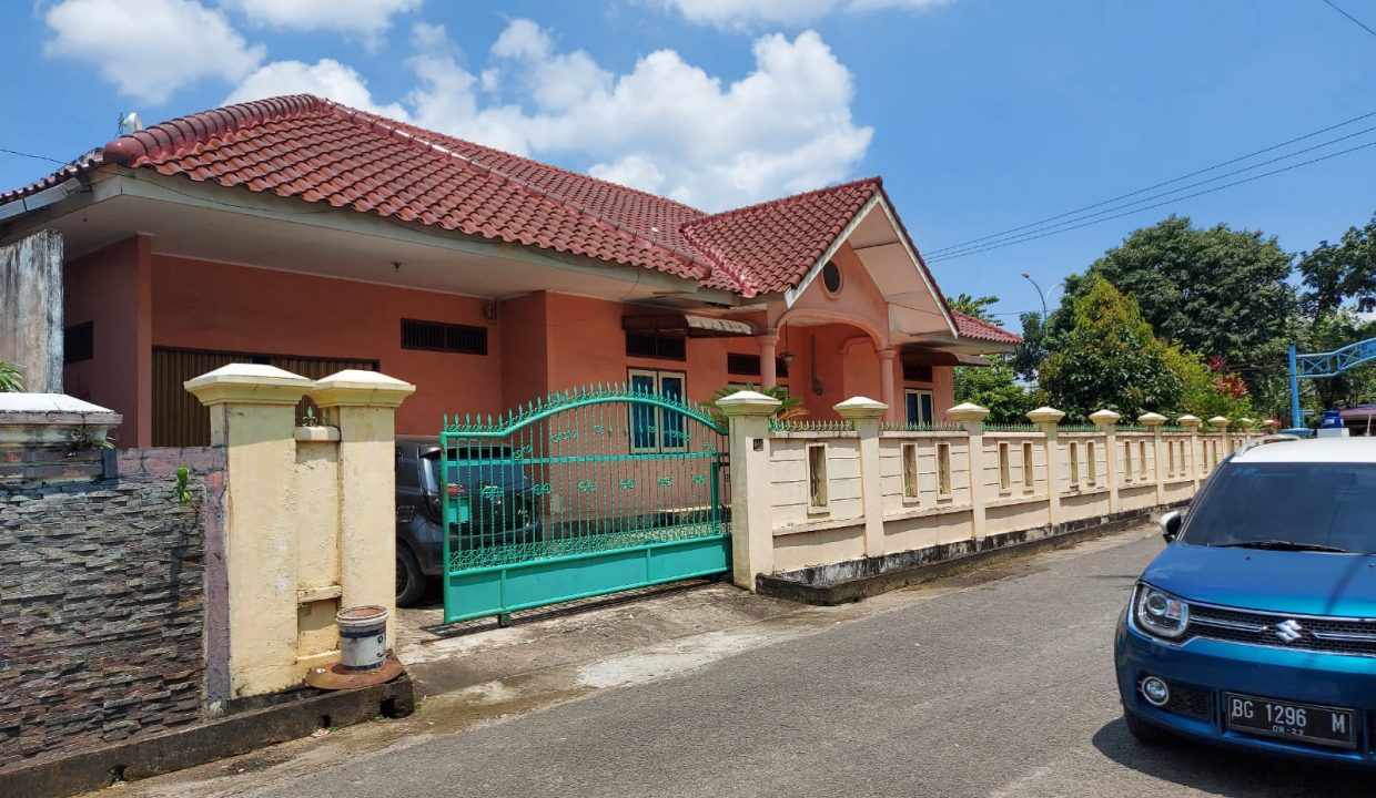 Dijual Rumah Bagus dengan Halaman Luas di Jalan Abdul Rozak (1,20)