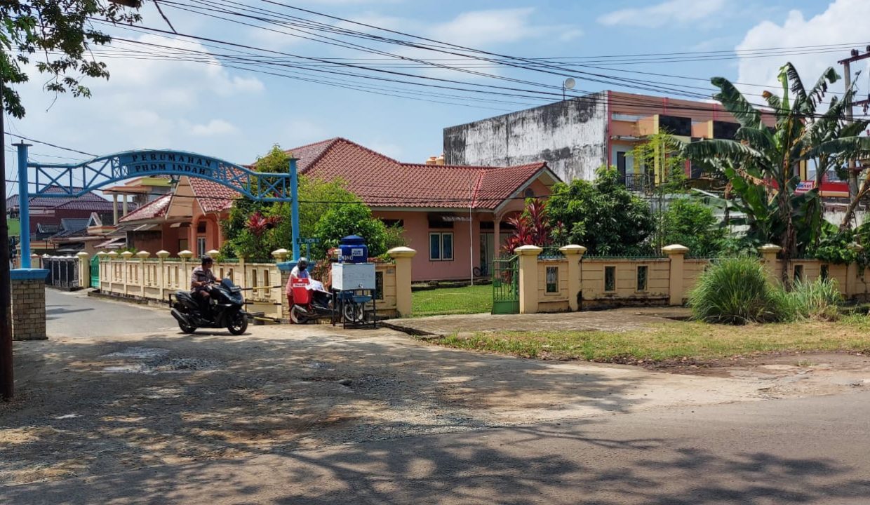Dijual Rumah Bagus dengan Halaman Luas di Jalan Abdul Rozak (13)