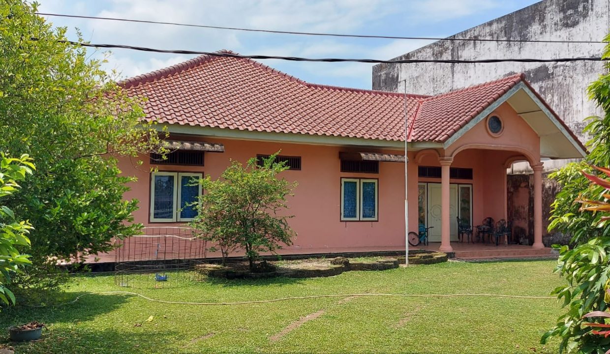 Dijual Rumah Bagus dengan Halaman Luas di Jalan Abdul Rozak (14)