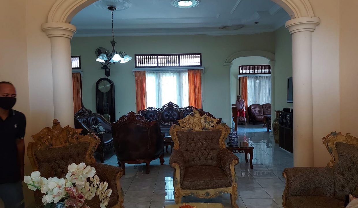 Dijual Rumah Bagus dengan Halaman Luas di Jalan Abdul Rozak (2)