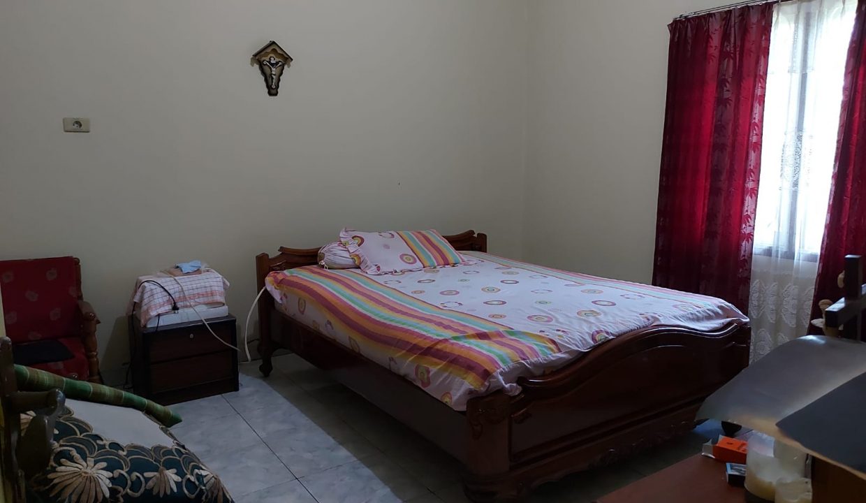 Dijual Rumah Bagus dengan Halaman Luas di Jalan Abdul Rozak (3)