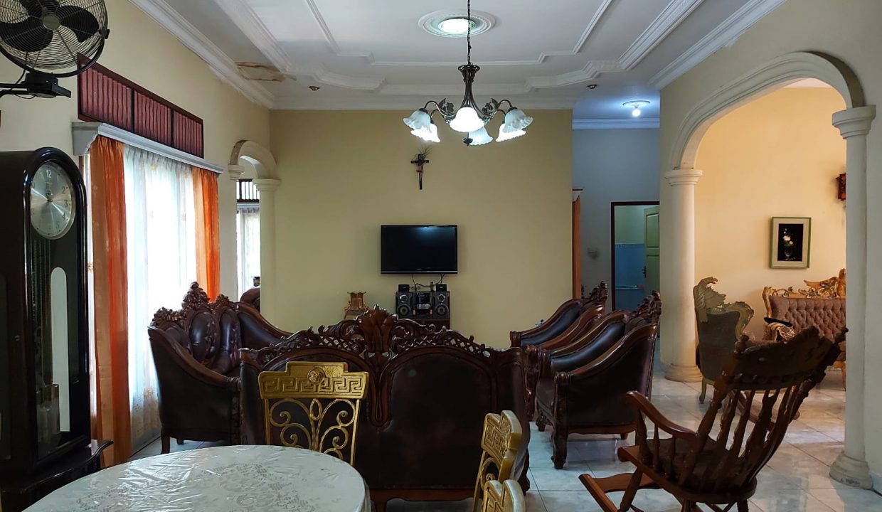 Dijual Rumah Bagus dengan Halaman Luas di Jalan Abdul Rozak (4)