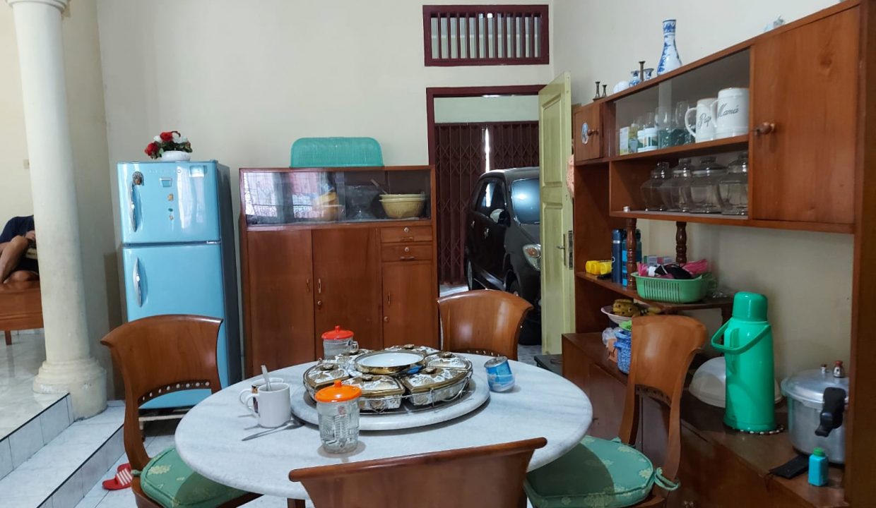 Dijual Rumah Bagus dengan Halaman Luas di Jalan Abdul Rozak (5)