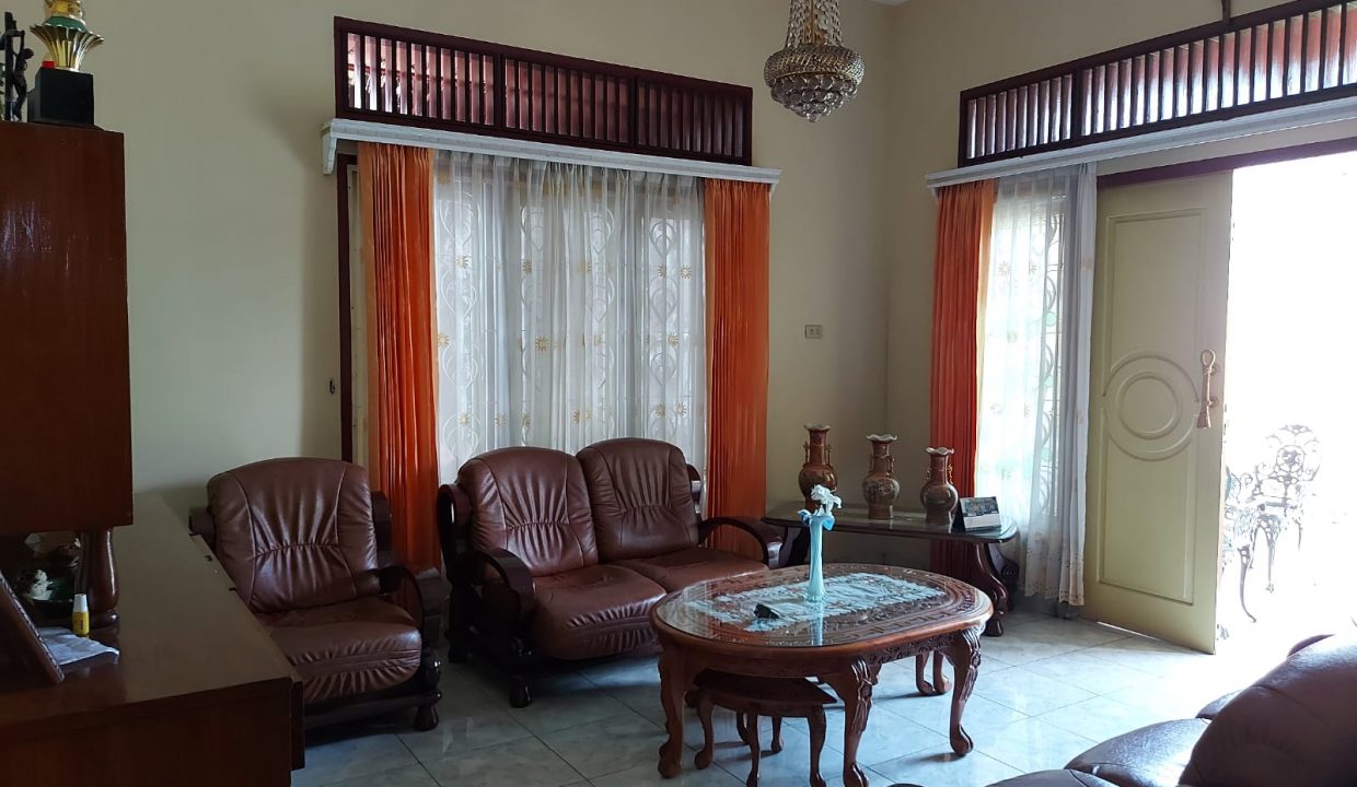 Dijual Rumah Bagus dengan Halaman Luas di Jalan Abdul Rozak (7)