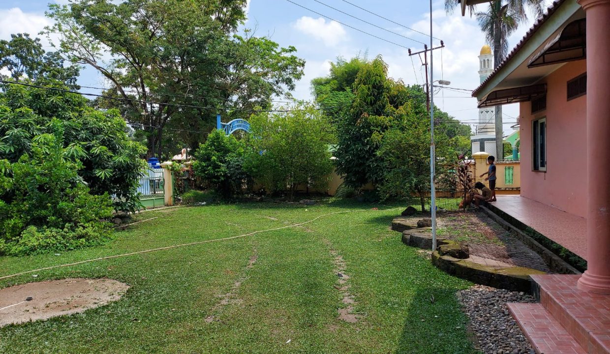 Dijual Rumah Bagus dengan Halaman Luas di Jalan Abdul Rozak (8)