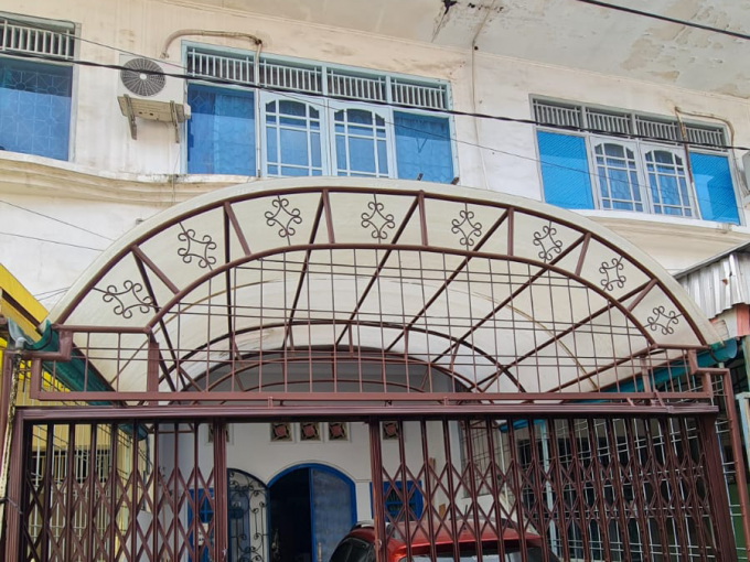 Dijual Townhouse Cantik & Terawat Semi Furnish 2,5 Lantai di Lapangan Hatta Palembang