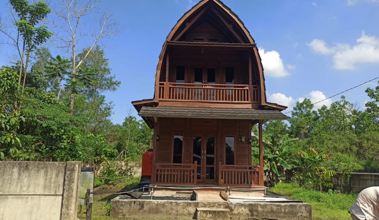 Dijual Tanah plus Rumah Kayu Bongkar Pasang Jalan Pesona Sematang Borang (1)