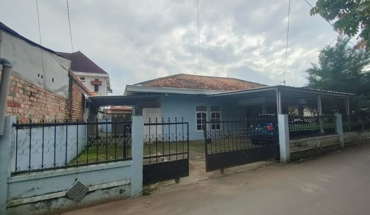 Dijual rumah di jalan Kemang Manis (0,7)