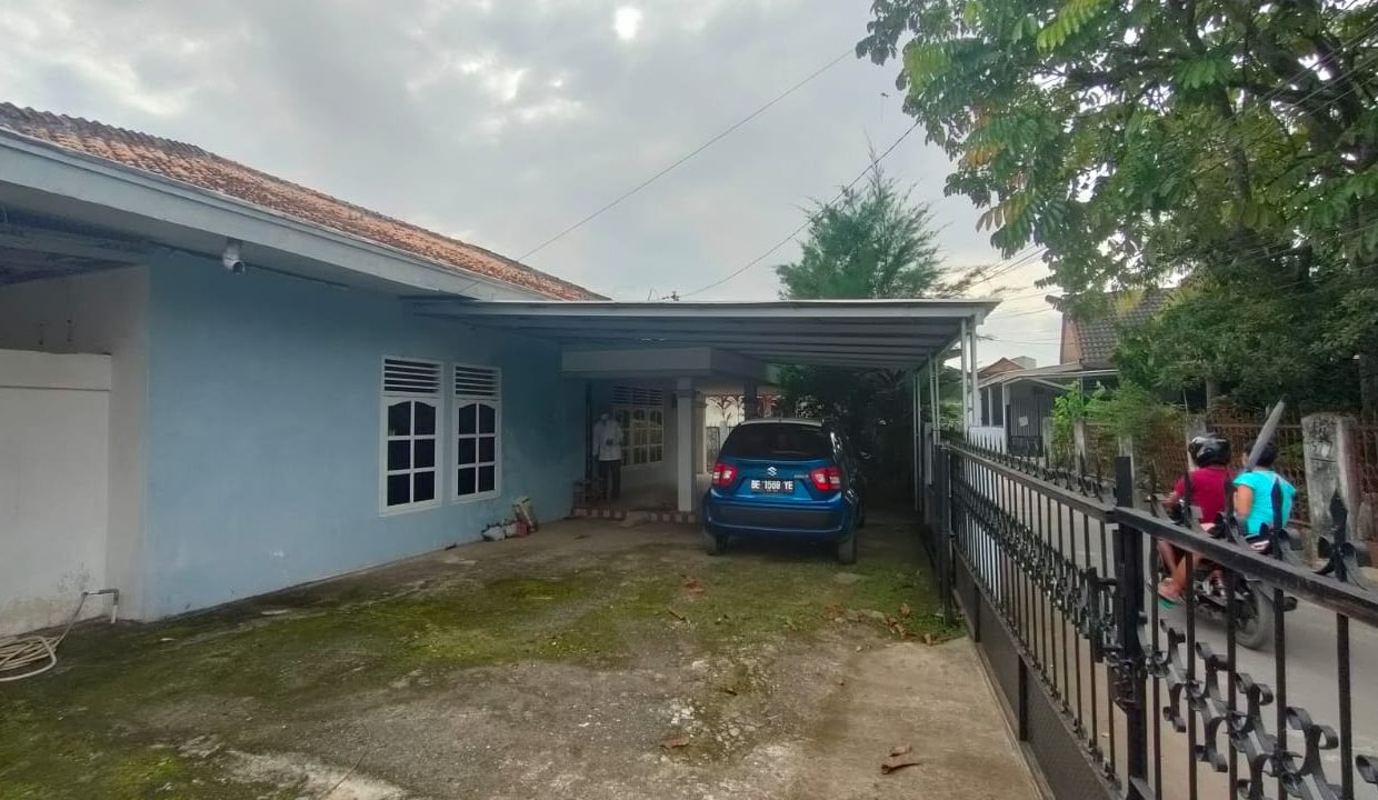 Dijual rumah di jalan Kemang Manis (0,8)