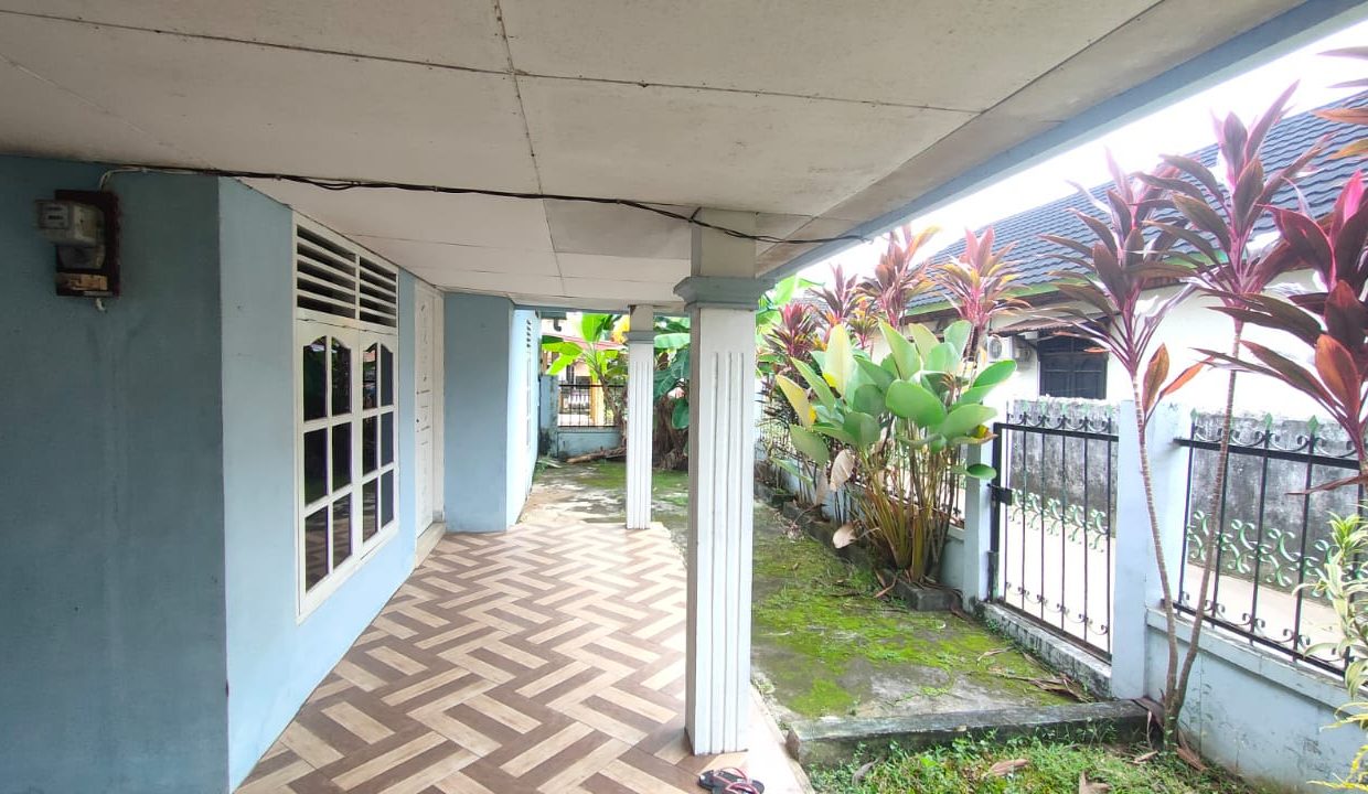 Dijual rumah di jalan Kemang Manis (1,4)