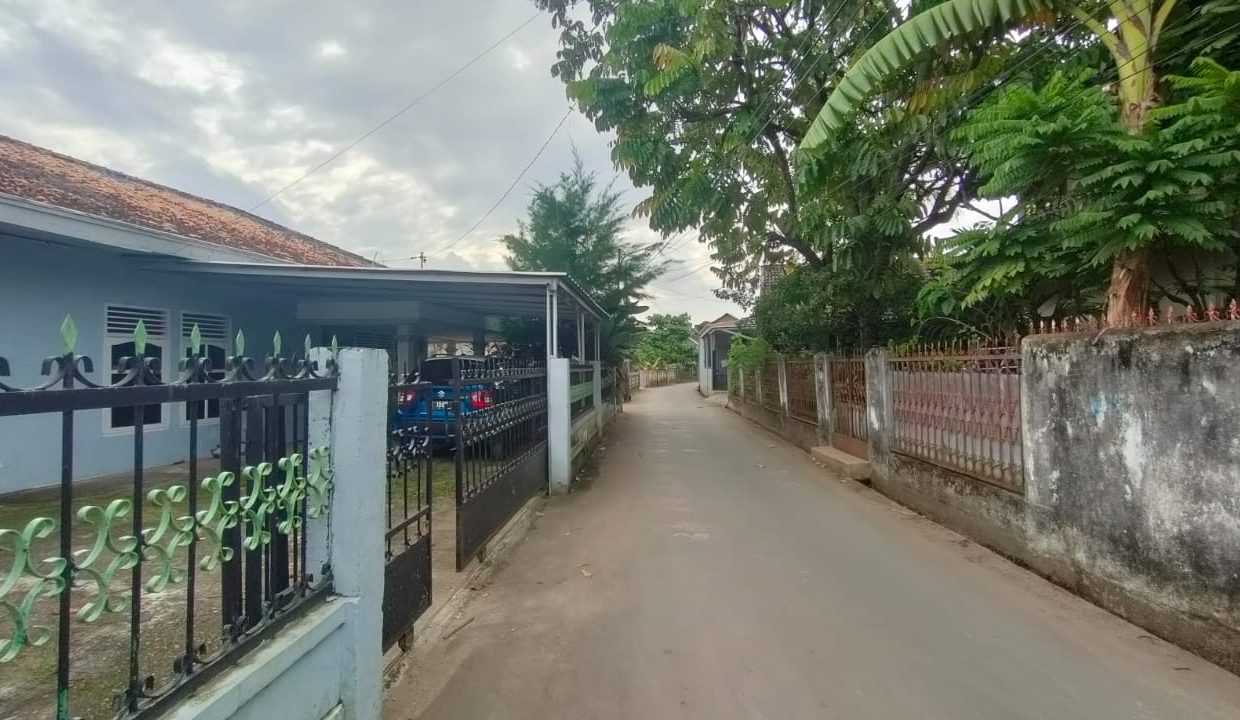 Dijual rumah di jalan Kemang Manis (1,6)