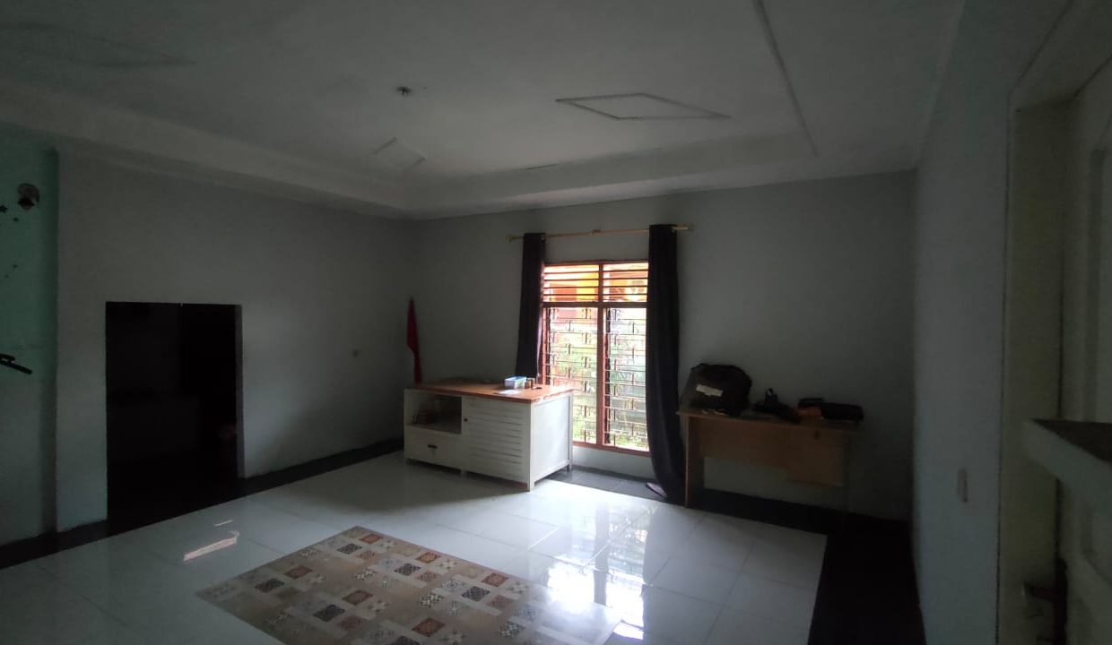 Dijual rumah di jalan Kemang Manis (1,8)