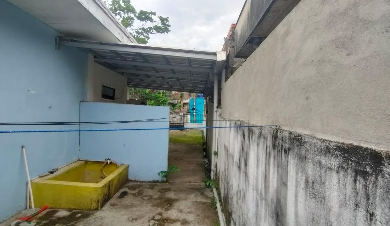 Dijual rumah di jalan Kemang Manis (5)