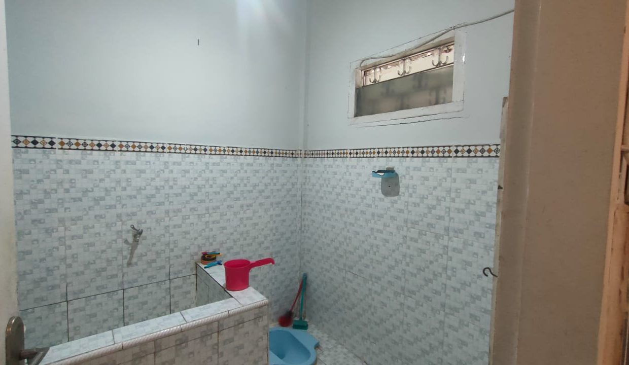 Dijual rumah di jalan Kemang Manis (8)
