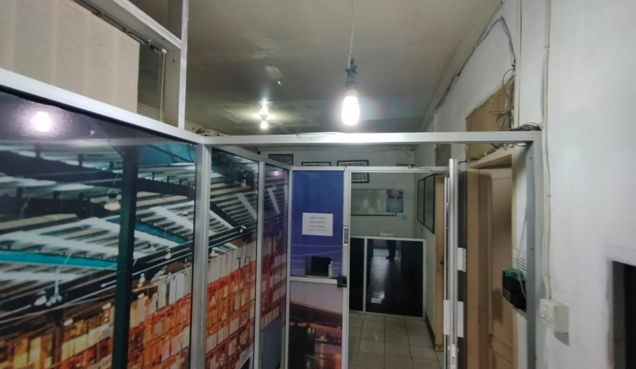 Dijual Rumah Kantor dan gudang Jalan Kopral Umar Said (7)