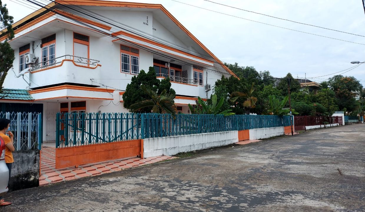 Dijual Rumah Besar Dengan Halaman Luas di Jalan Kebun Karet Ilir Timur 1 Palembang (2)