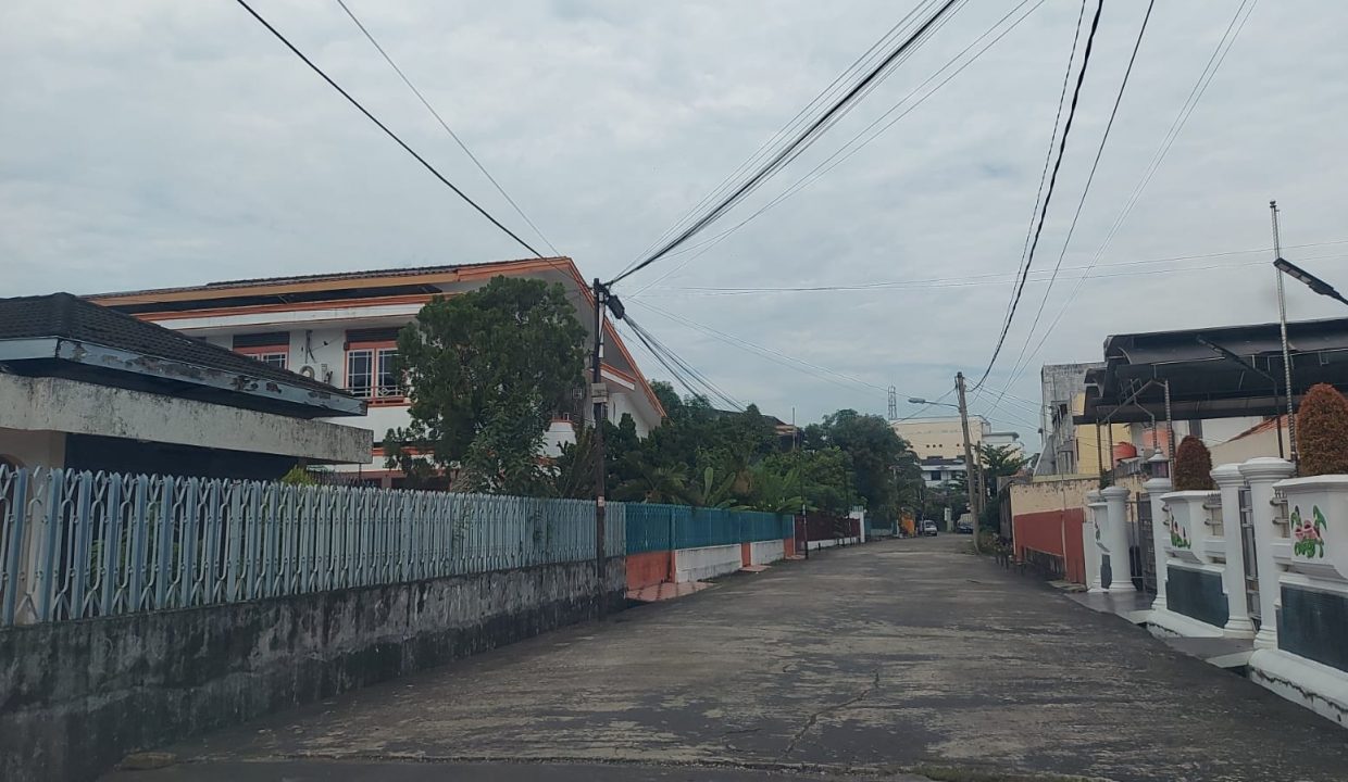 Dijual Rumah Besar Dengan Halaman Luas di Jalan Kebun Karet Ilir Timur 1 Palembang (3)