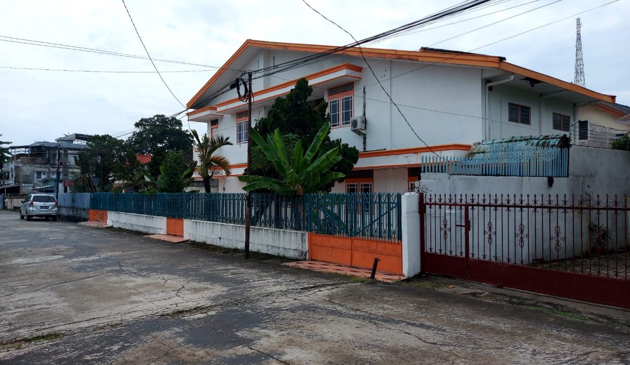 Dijual Rumah Besar Dengan Halaman Luas di Jalan Kebun Karet Ilir Timur 1 Palembang (9)