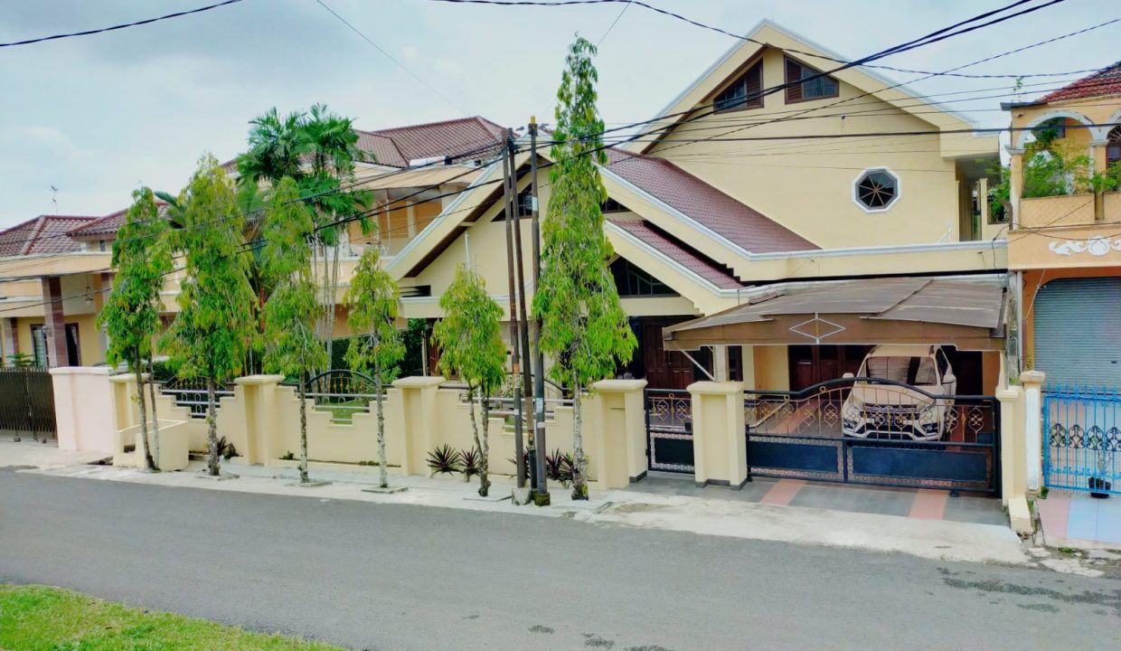 Dijual Rumah Mewah dengan tanah yang luas dijalan Hang Jebat (0,1)