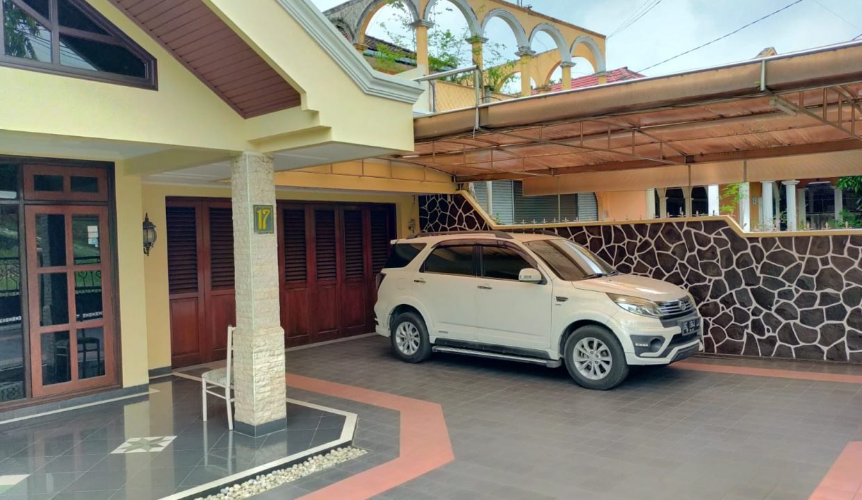 Dijual Rumah Mewah dengan tanah yang luas dijalan Hang Jebat (0,8)