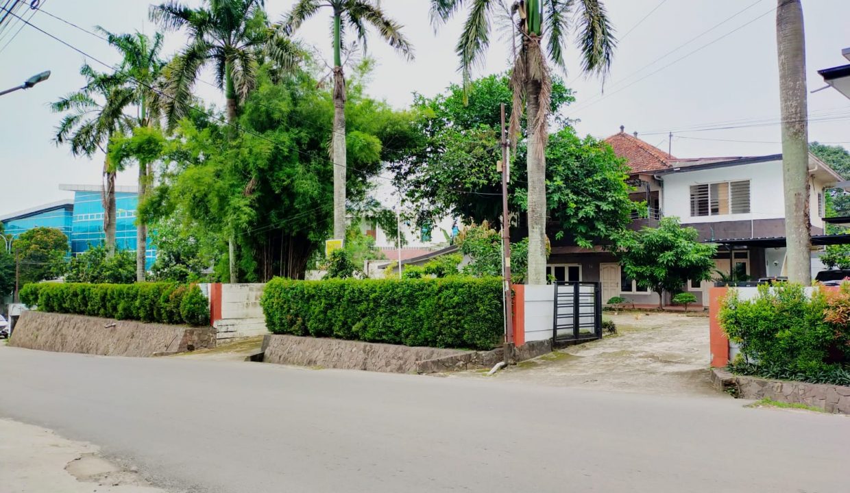 Disewakan rumah dengan lahan luas dipusat kota (1)
