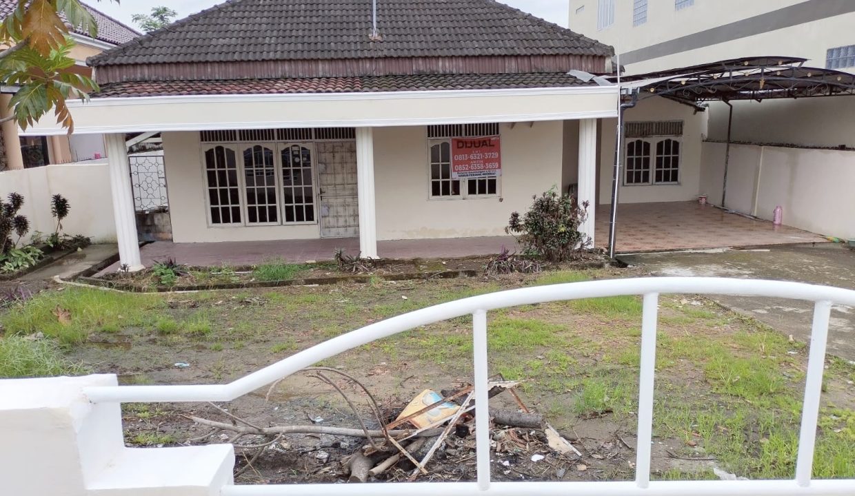 Dijual Rumah Lokasi Strategis, Halaman Luas, di pinggir Jl. Macan Kumbang (1)