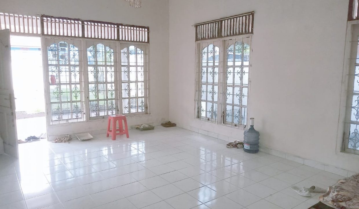 Dijual Rumah Lokasi Strategis, Halaman Luas, di pinggir Jl. Macan Kumbang (3)