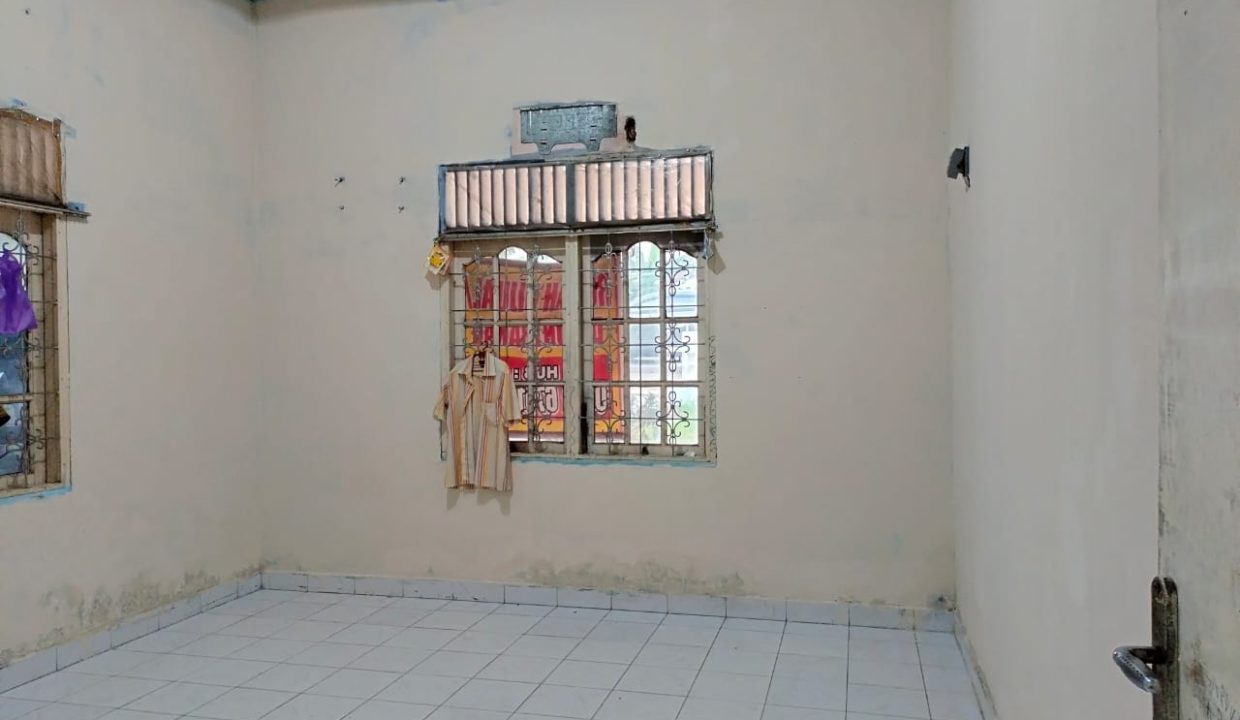 Dijual Rumah Lokasi Strategis, Halaman Luas, di pinggir Jl. Macan Kumbang (6)