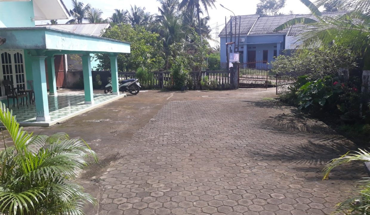 Dijual Rumah dengan Tanah Sangat Luas + Kontrakan (1,6)