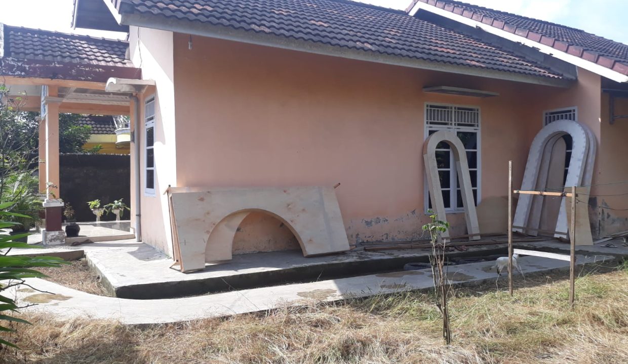 Dijual Rumah dengan Tanah Sangat Luas + Kontrakan (1,7)