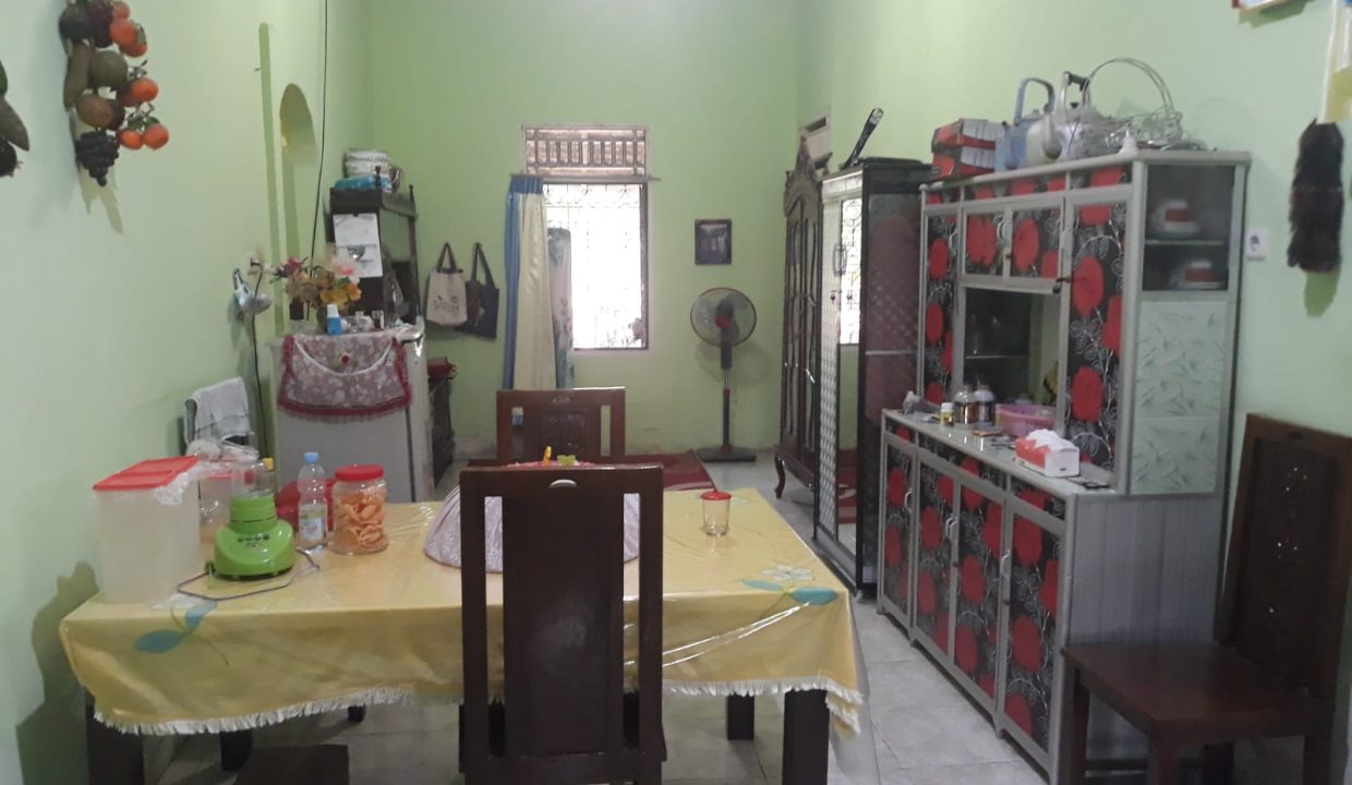 Dijual Rumah dengan Tanah Sangat Luas + Kontrakan (72)
