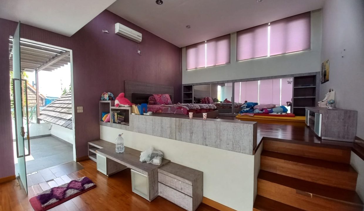 Dijual Rumah mewah semi furnish di jalan bank raya Demang Lebar Daun (7)