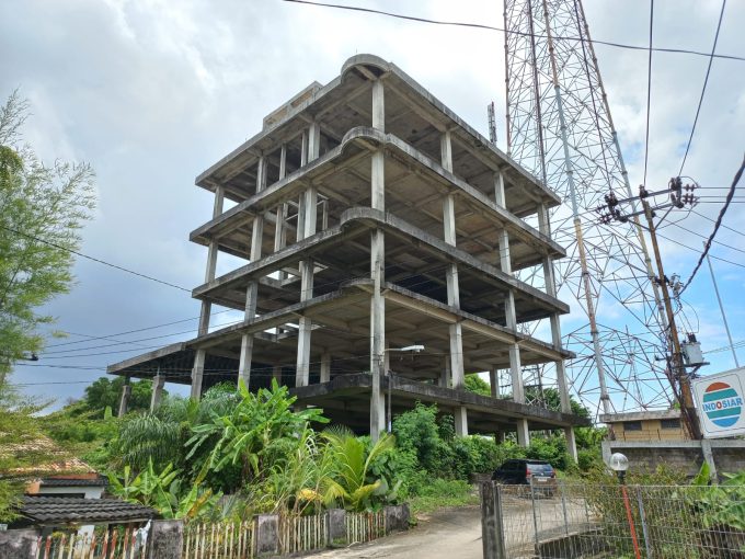 Tanah Luas Bonus Bangunan 5 Lantai Cocok untuk Hotel Jalan Angkatan 45 Palembang