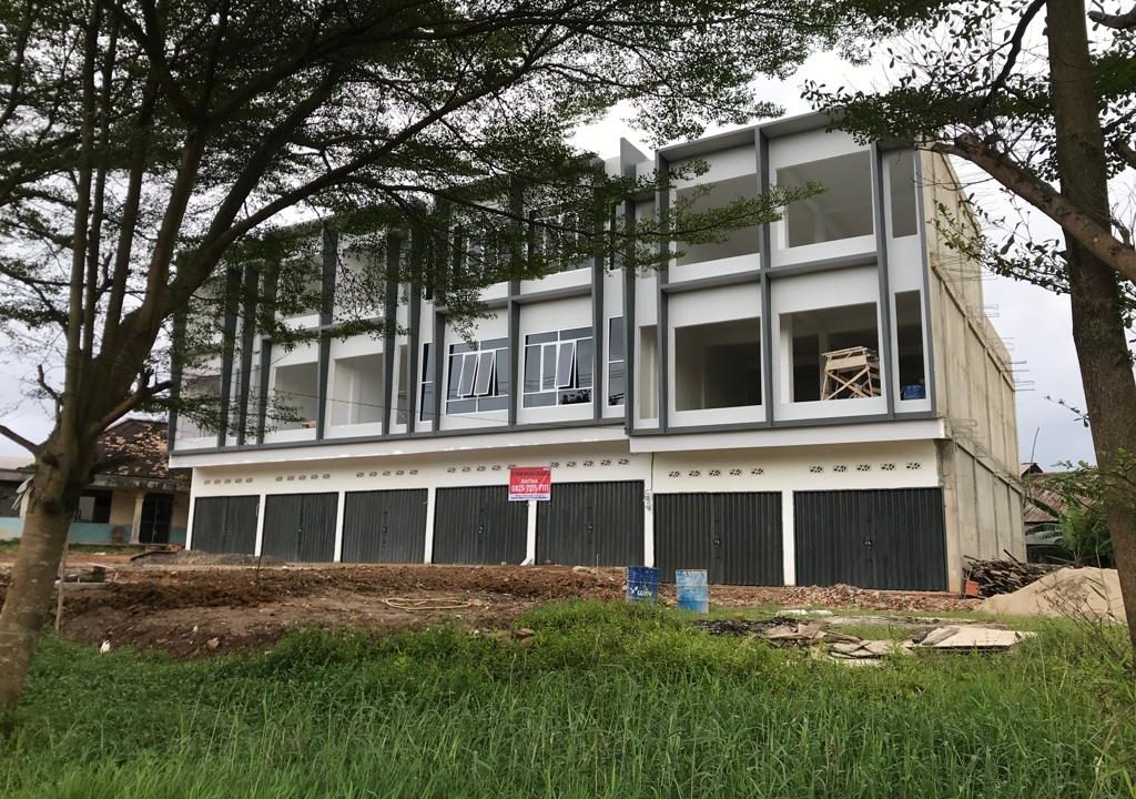 Disewakan 2 Unit ruko plong 3 Lantai Full Kondisi Baru Tepi jalan besar Noerdin Panji (1)