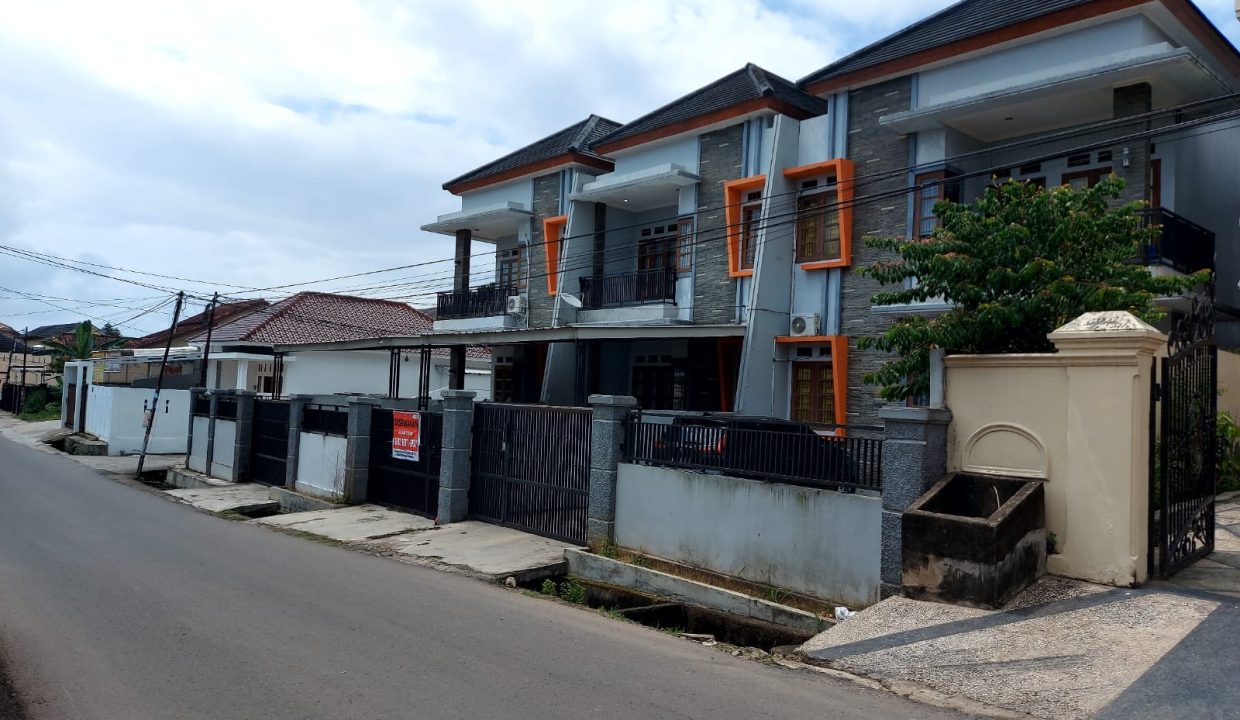 Townhouse Cantik 2 di Komplek Perumahan DPR Jl. Tanjung Harapan Sako Palembang (1,9)