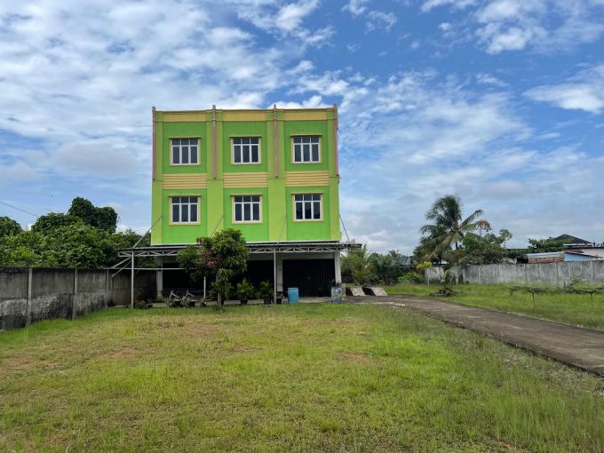 Disewakan 3 Unit Ruko 3 Lantai Halaman Luas Jalan Soekarno Hatta