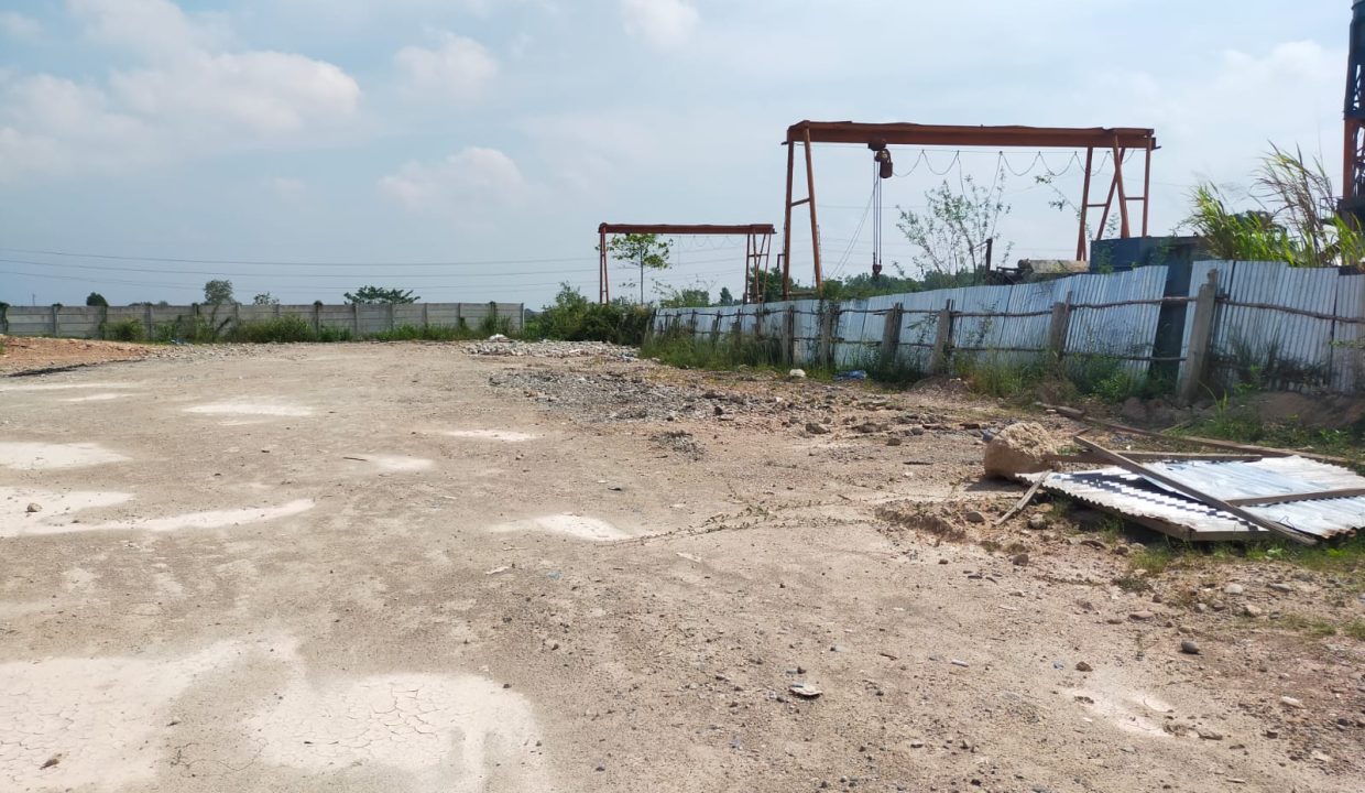 DISEWAKATAN TANAH KERAS DEKAT PINTU TOL INDRALAYA (1)