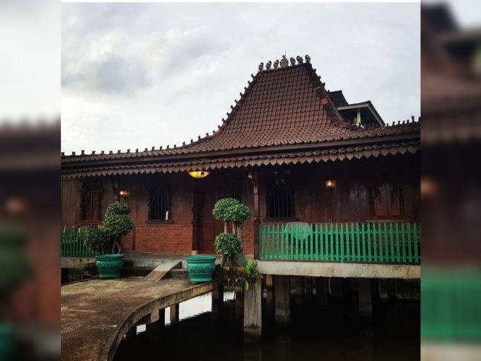DIJUAL RUMAH JOGLO ARISTEKTUR JAWA – JALAN MANDI API KM 5 PALEMBANG