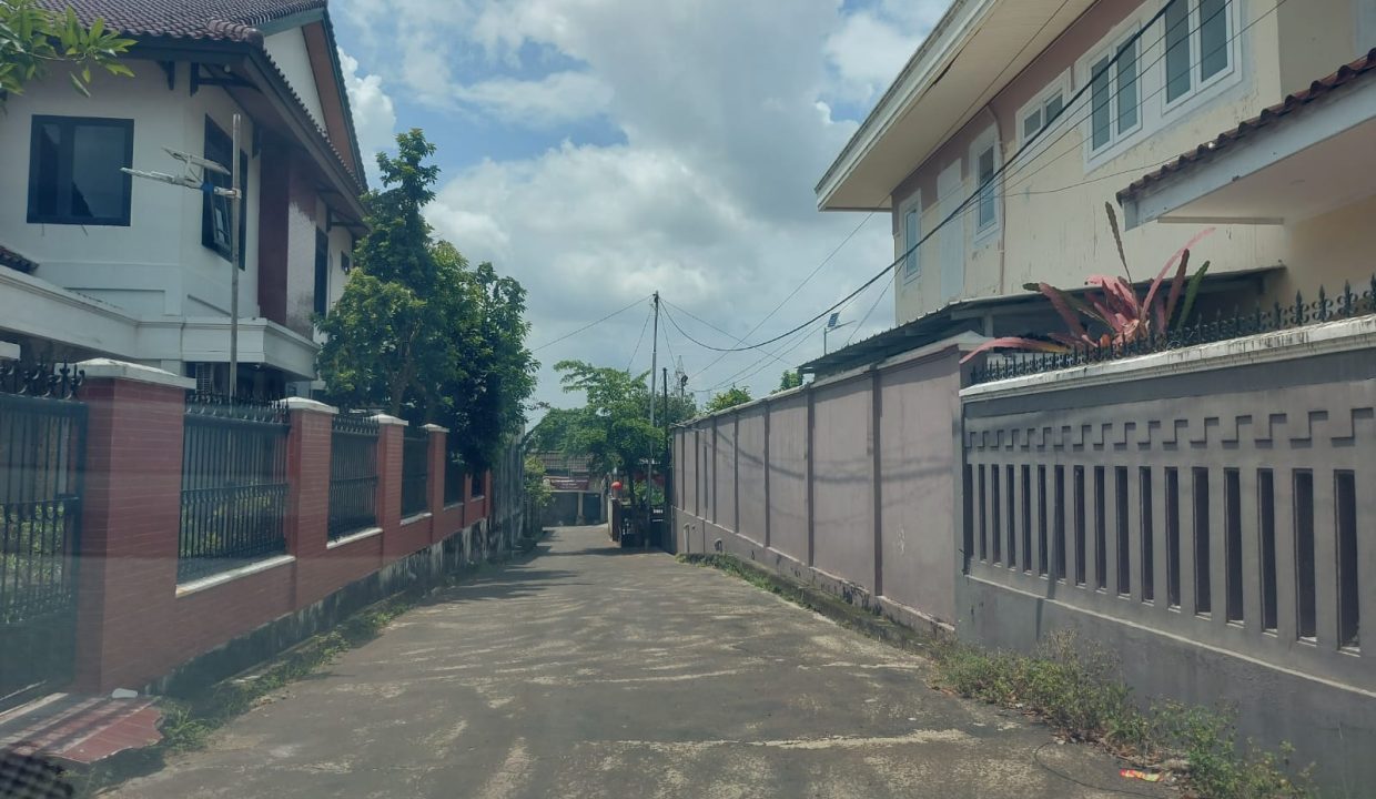 RUMAH TAMAN KENTEN PALEMBANG PEKARANGAN LUAS (1)