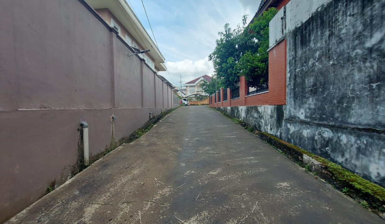 RUMAH TAMAN KENTEN PALEMBANG PEKARANGAN LUAS (2)