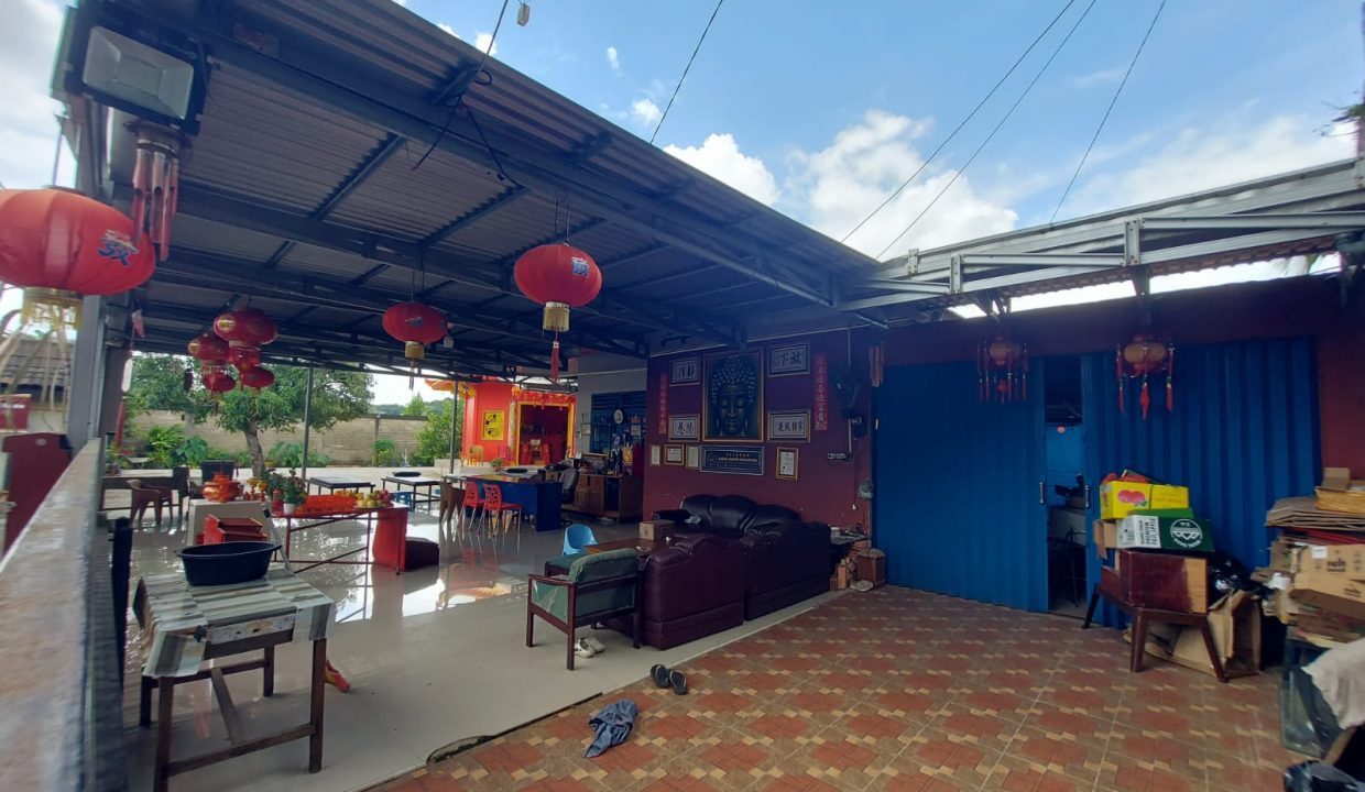 RUMAH TAMAN KENTEN PALEMBANG PEKARANGAN LUAS (7)