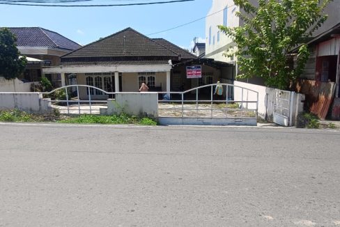 DIJUAL RUMAH HALAMAN LUAS AREA DEMANG LEBAR DAUN 5 MENIT KE SOEKARNO HATTA PALEMBANG (1)