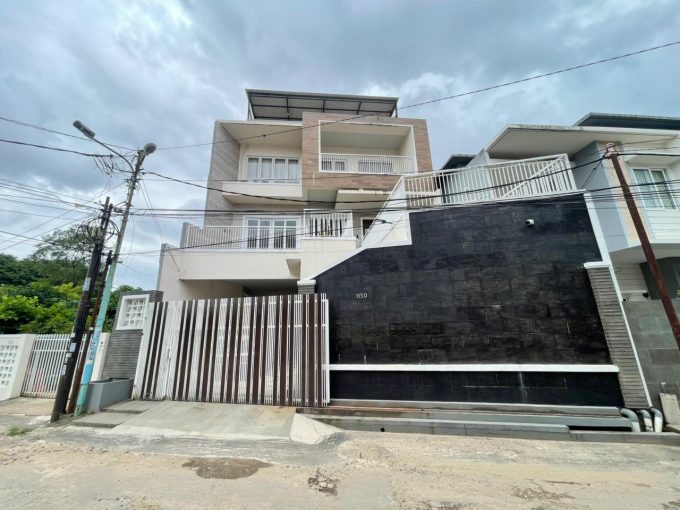 DIJUAL RUMAH MEWAH 4 LANTAI KAWASAN DEMPO DALAM PALEMBANG